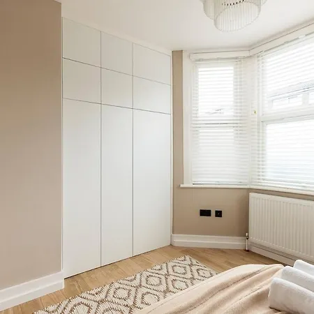 Serenity - Fulham Eve, Sleeps 14 London