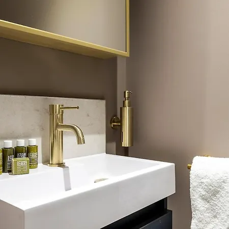 Serenity - Fulham Eve, Sleeps 14 Apartment London