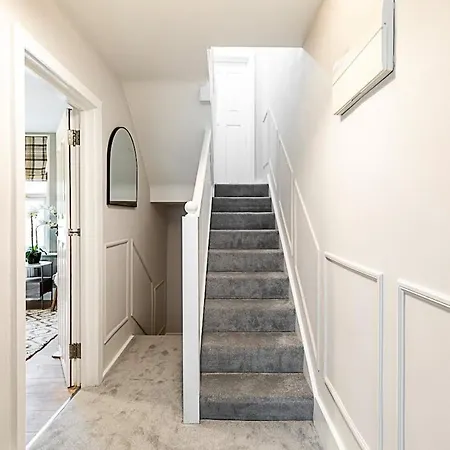 Apartment Serenity - Fulham Eve, Sleeps 14 London