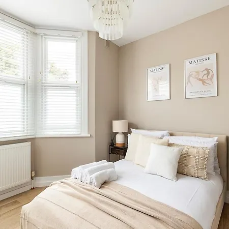 Serenity - Fulham Eve, Sleeps 14 *