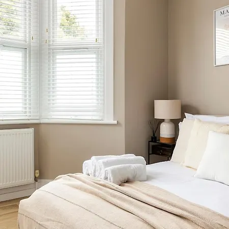 Serenity - Fulham Eve, Sleeps 14 * London