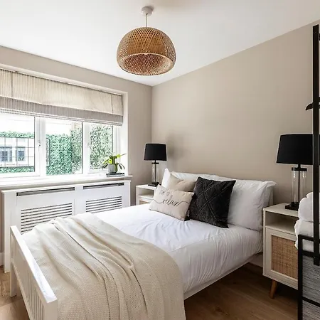 Serenity - Fulham Eve, Sleeps 14 London