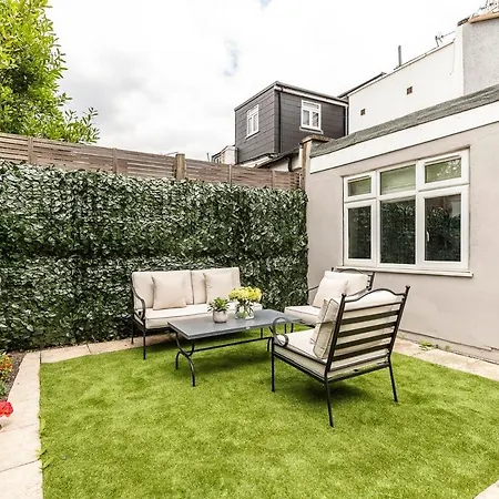 Serenity - Fulham Eve, Sleeps 14 Apartment