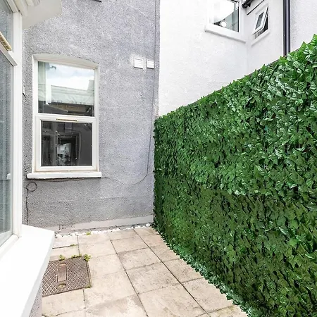 Serenity - Fulham Eve, Sleeps 14 Apartment London