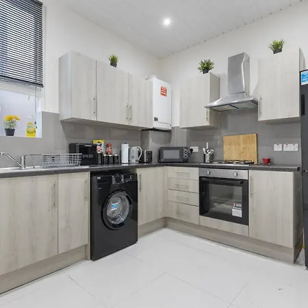 Escape - Spacious 4 Bedroom House Holiday home *