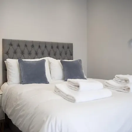 Apartment Space - Parking Space, Doors Onto Garden-pet Friendly Romford