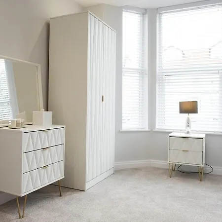 Apartment Space - Parking Space, Doors Onto Garden-pet Friendly Romford