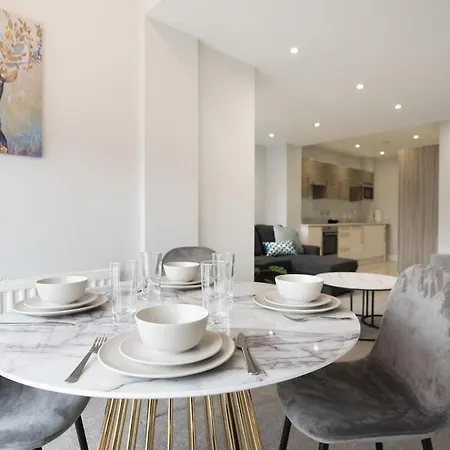 Space - Parking Space, Doors Onto Garden-pet Friendly Apartment Romford