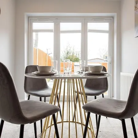 Space - Parking Space, Doors Onto Garden-pet Friendly Romford