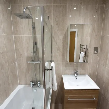 Space - Parking Space, Doors Onto Garden-pet Friendly Romford