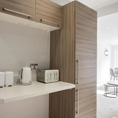 Space - Parking Space, Doors Onto Garden-pet Friendly Apartment Romford