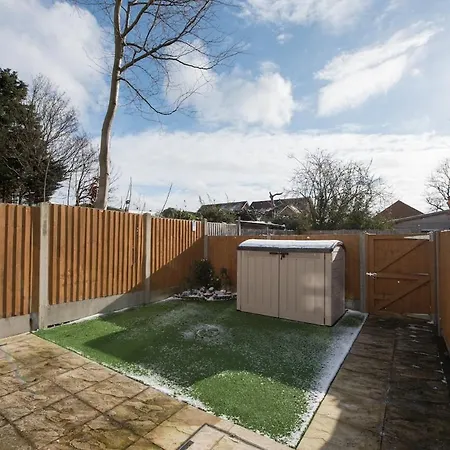 Space - Parking Space, Doors Onto Garden-pet Friendly Apartment *
