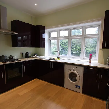 Spacious 2-bed Flat, 2 Baths & Separate Toilet 아파트