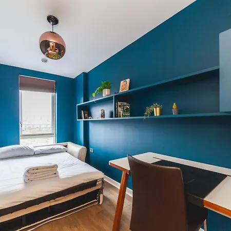 Cosy 2-bed Poplar Flat W/ Views Apartment London
