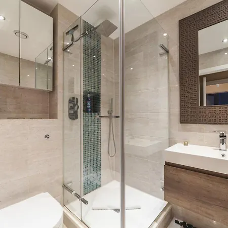 Cosy 2-bed Poplar Flat W/ Views *