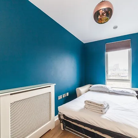 Cosy 2-bed Poplar Flat W/ Views London