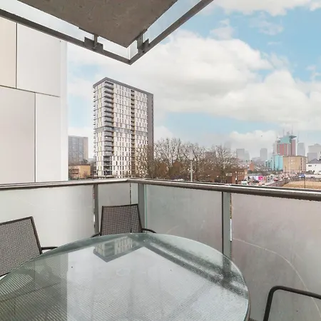 Cosy 2-bed Poplar Flat W/ Views Apartment London