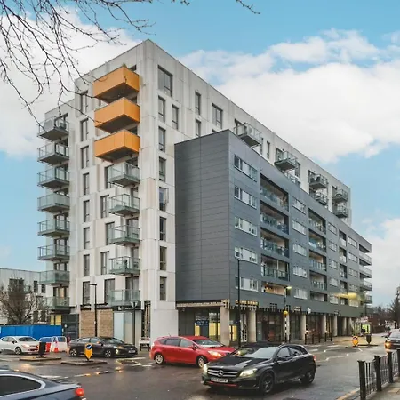 Cosy 2-bed Poplar Flat W/ Views *