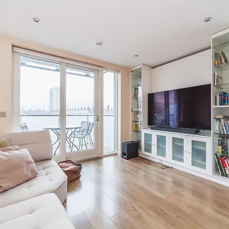 Cosy 2-bed Poplar Flat W/ Views Apartment *