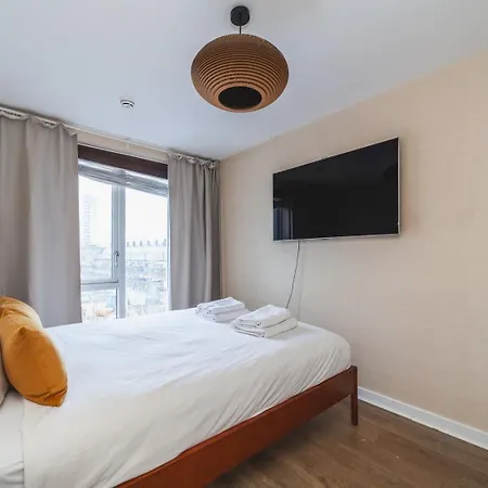 Cosy 2-bed Poplar Flat W/ Views *