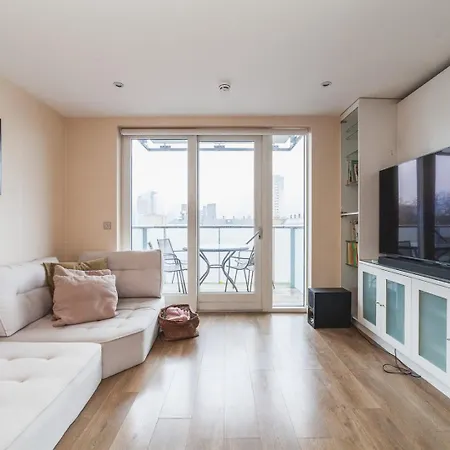 Cosy 2-bed Poplar Flat W/ Views * London