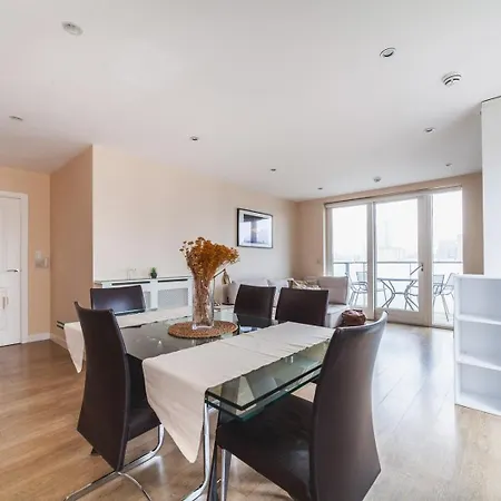 Cosy 2-bed Poplar Flat W/ Views