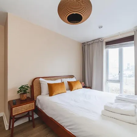 Cosy 2-bed Poplar Flat W/ Views Apartment