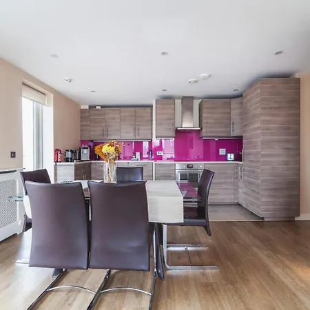 Apartment Cosy 2-bed Poplar Flat W/ Views London
