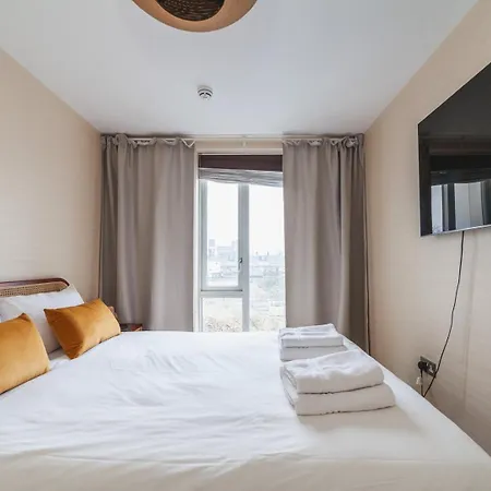 Cosy 2-bed Poplar Flat W/ Views *