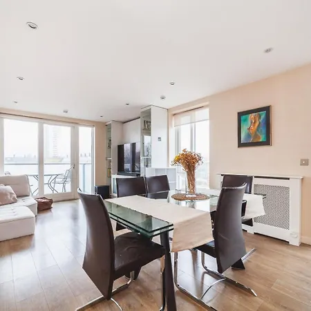Cosy 2-bed Poplar Flat W/ Views Apartment