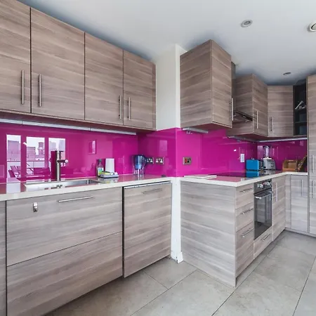Apartment Cosy 2-bed Poplar Flat W/ Views London