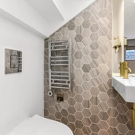 Upscale 3-br Haven In Highend And Trendy Location Londen