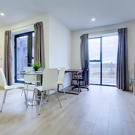 Canning Town 4-person Flat *