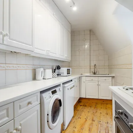 Elegant 3-bedroom In The Heart Of Piccadilly Circus No Lift- 4gl Apartment London