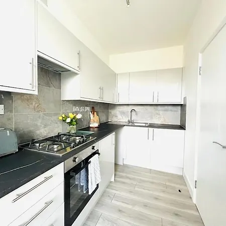 Newly Refurbished Flat In The Heart Of * Londen