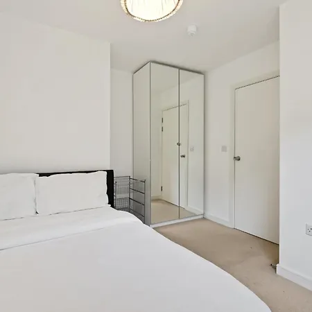 דירה Dockside 3 Bed *