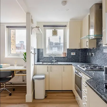 Floor Luxury Penthouse - Sleeps 6 *