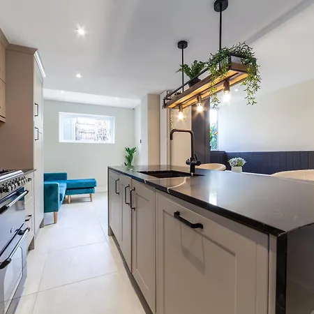 Peaceful 5br House With Garden & Terrace, Se * London