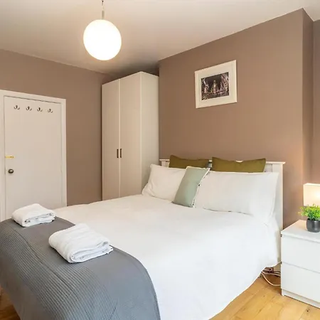 Location! 2 Bed/2bath - Pro Host * London