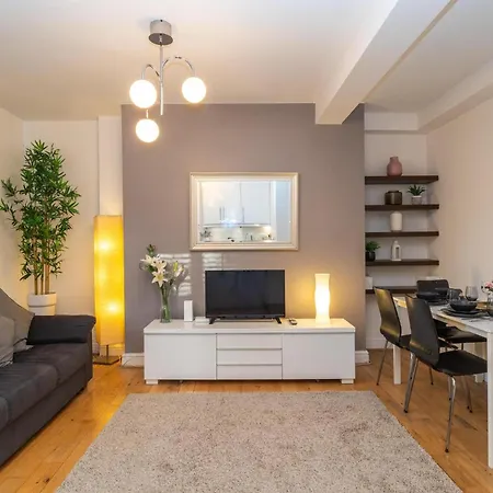 Apartment Location! 2 Bed/2bath - Pro Host London