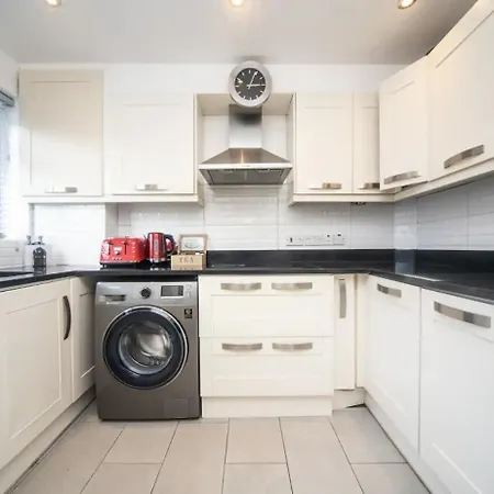 Vakantiehuis Spacious With Parking & Garden *