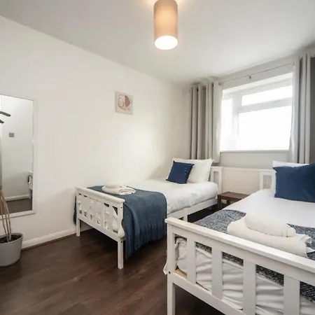 Spacious With Parking & Garden *