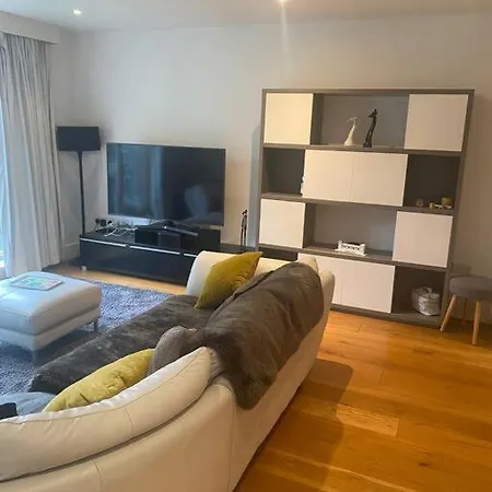 Lovely And Spacious Wimbledon Flat London