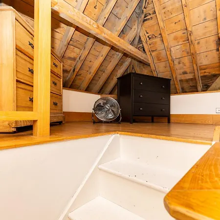Historic Detached House With Private Courtyard Apartment London