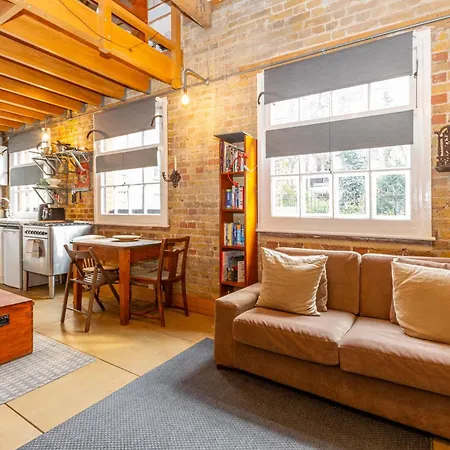 Historic Detached House With Private Courtyard Apartment London