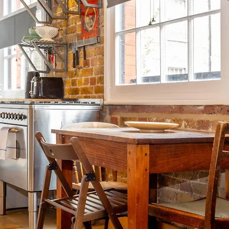 Historic Detached House With Private Courtyard Apartment *