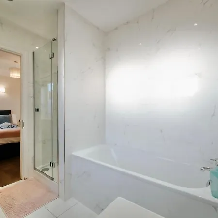 Fantastic 2bdr Free Car Parking Apartment *