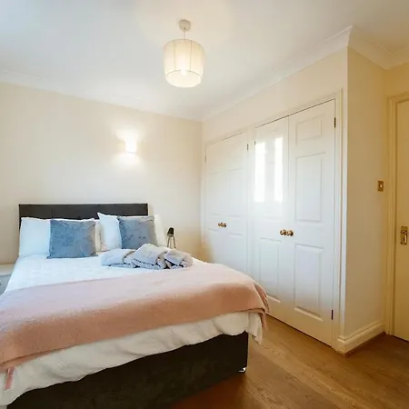 Fantastic 2bdr Free Car Parking Apartment *