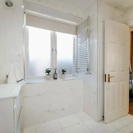 Fantastic 2bdr Free Car Parking Apartment