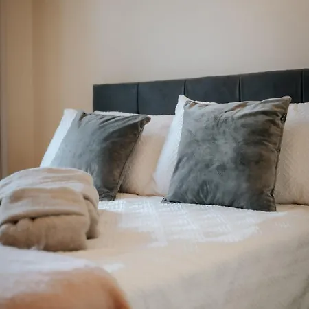 Fantastic 2bdr Free Car Parking Apartment *
